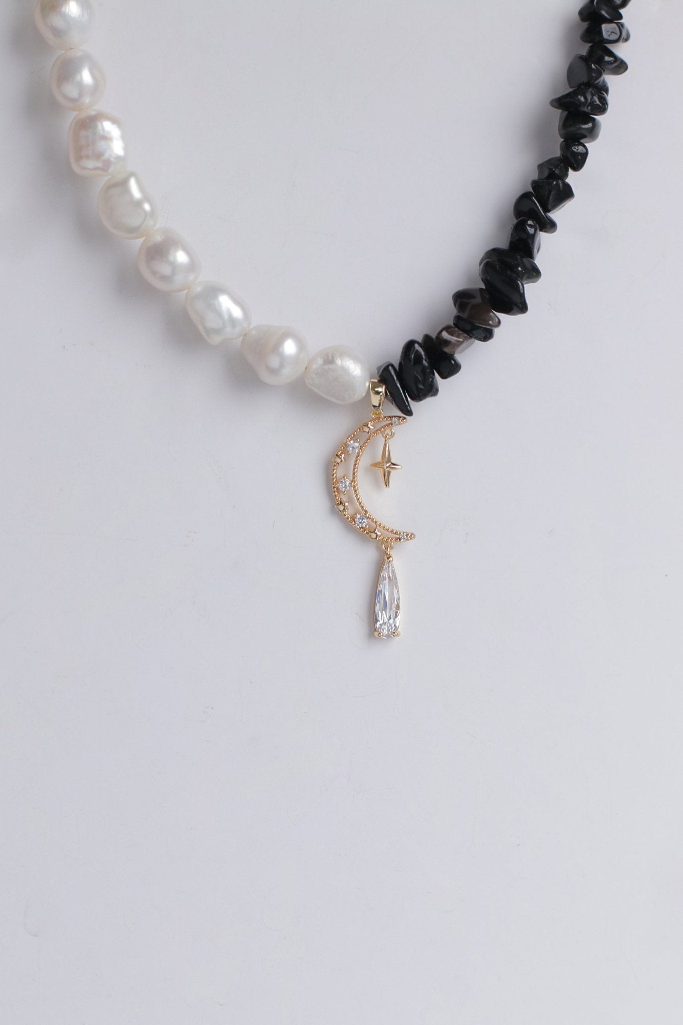 Yin-yang NecklaceNuma EstiloPearls and Obsidian Necklaces