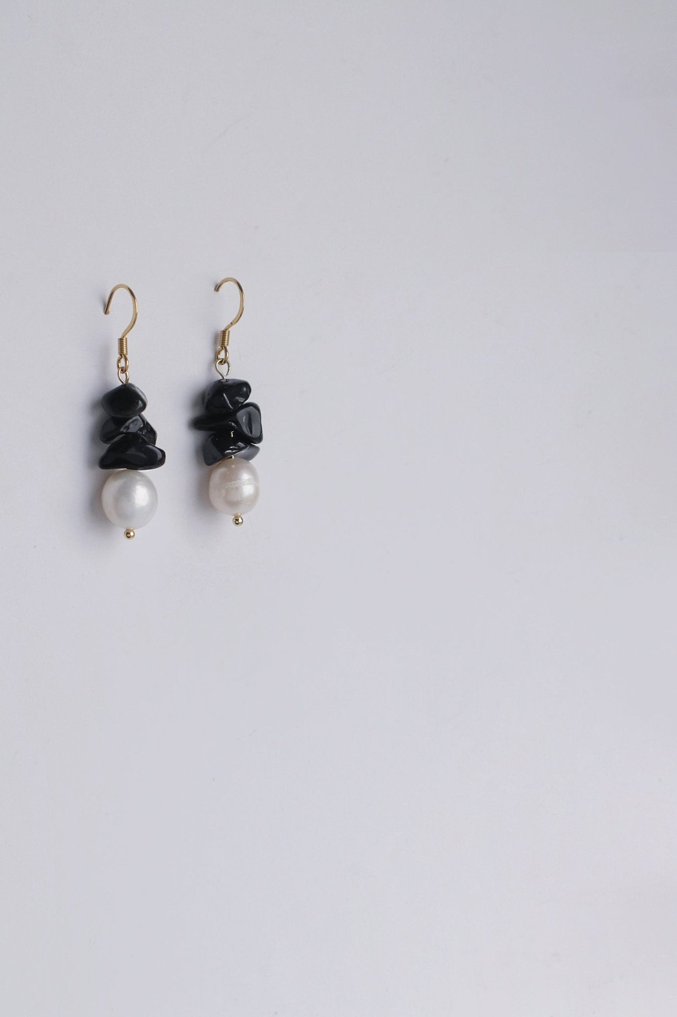 Pearls and Obsidian EarringsNuma EstiloDangle Earrings